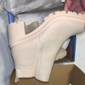 Women’s 9.5 JellyPop “ Bone Smooth Shelley Boot”